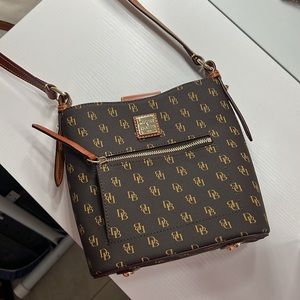 Great condition Dooney and Bourke purse